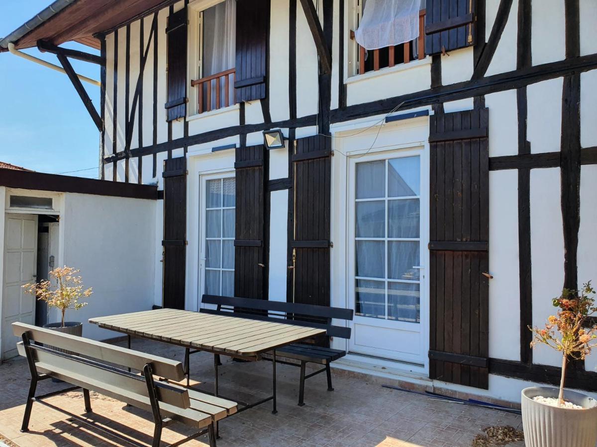 Maison A Colombages Norrois Exteriör bild